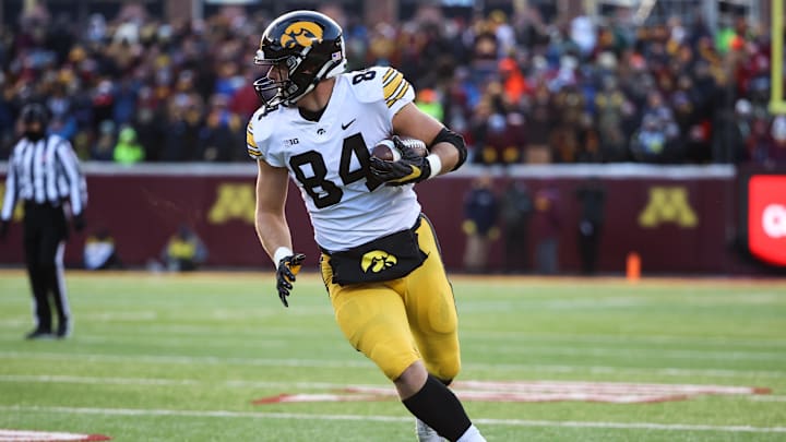 Nov 19, 2022; Minneapolis, Minnesota, USA; Iowa Hawkeyes tight end Sam LaPorta (84) runs with the ball against the Minnesota Golden Gophers during the first quarter at Huntington Bank Stadium. Mandatory Credit: Matt Krohn-Imagn Images