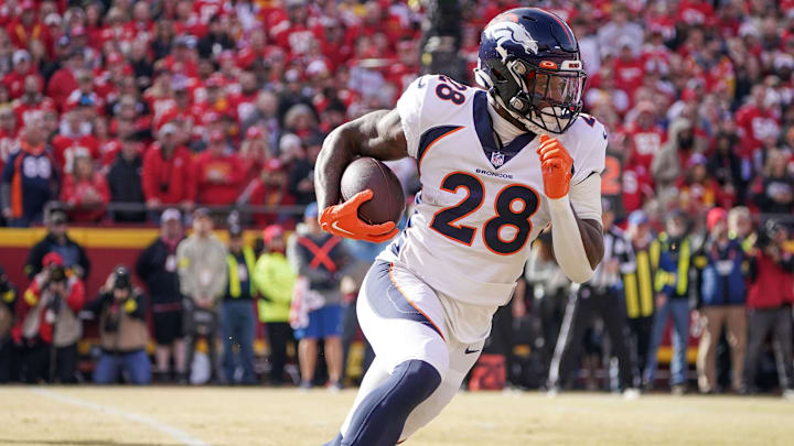 Jan 1, 2023; Kansas City, Missouri, USA; Denver Broncos running back Latavius Murray (28) runs the ball against the Kansas City Chiefs during a game at GEHA Field at Arrowhead Stadium. Jan 1, 2023; Kansas City, Missouri, USA; Denver Broncos running back Latavius Murray (28) runs the ball against the Kansas City Chiefs during a game at GEHA Field at Arrowhead Stadium.