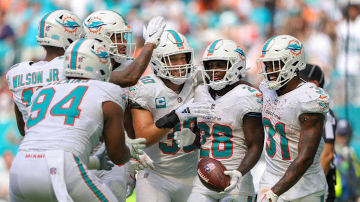 Miami Dolphins running back De'Von Achane (28).