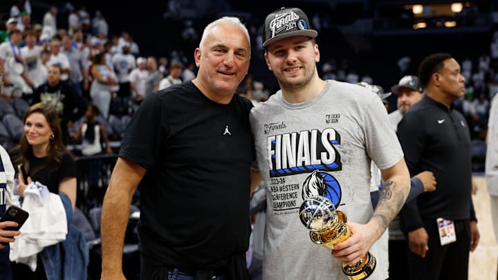 Luka Doncic y su padre Sasa, quien también fue jugador profesional de baloncesto 
