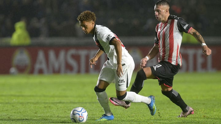 Vasco luta muito, mas não sai do 0 a 0 na estreia da Sul-Americana 
