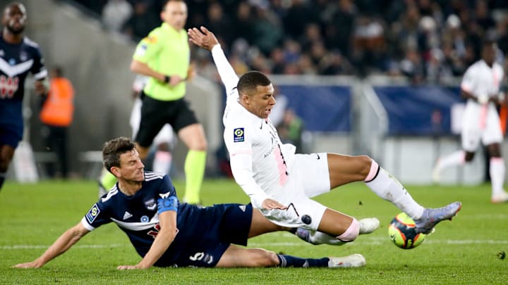 Paris Saint-Germain survived a late flurry from Bordeaux in the reverse fixture Paris Saint-Germain survived a late flurry from Bordeaux in the reverse fixture