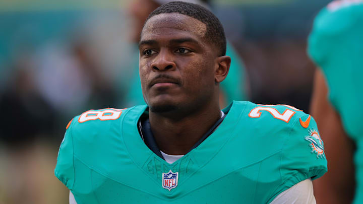 Dec 28, 2025; Miami Gardens, Florida, USA; Miami Dolphins running back De'Von Achane (28) warms up before a game against the Tampa Bay Buccaneers at Hard Rock Stadium.