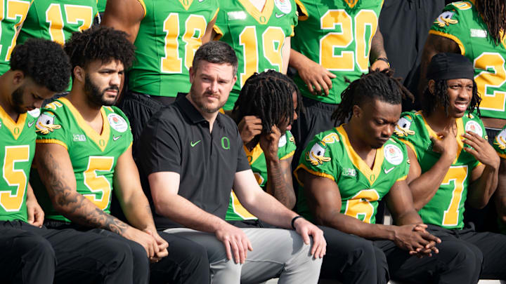 Oregon head coach Dan Lanning, center, during the Oregon Ducks team photo ahead of the Rose Bowl in Pasadena, Calif. Tuesday, Dec. 31, 2024.