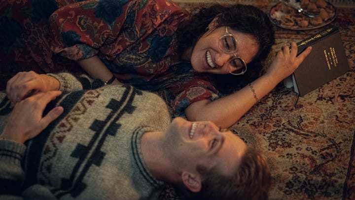 Ambika Mod as Emma & Leo Woodall as Dexter in One Day - Netflix