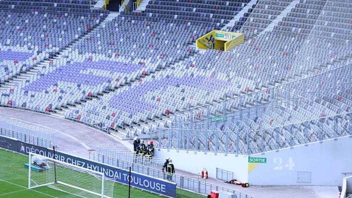 Les supporters ont du attendre avant de gagner les tribunes du Stadium.