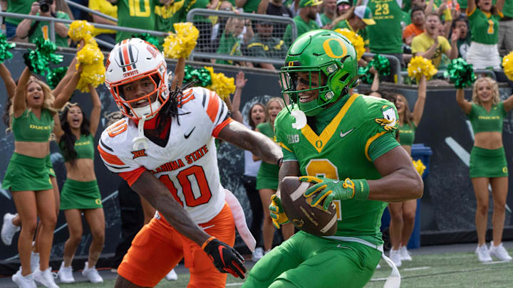 Oregon’s Gary Bryant Jr., right, scores a touchdown ahead of coverage by Oklahoma State’s Kale Smith during the third quarter at Autzen.