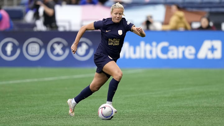 Seattle Reign FC defender Hanna Glas (31) kicks the ball against Bay FC during the second half at Lumen Field 