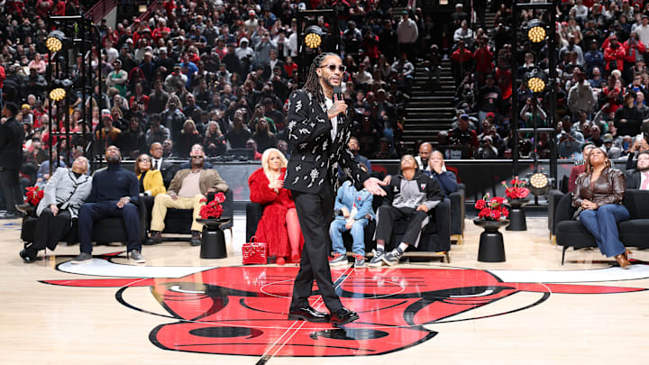 El dorsal número 1 ahora está retirado en los Chicago Bulls gracias a Derrick Rose