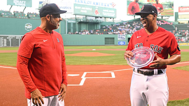 Alex Cora lleva seis temporadas, en dos etapas distintas, dirigiendo a Rafael Devers en los Medias Rojas