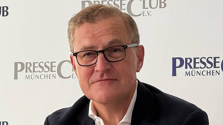 Jan-Christian Dreesen macht der Bundesliga-Konkurrenz eine klare Ansage