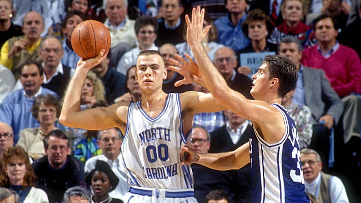 Feb 5, 1992; Chapel Hill, NC, USA; North Carolina Tar Heels center Eric Montross (00) looks to pass as Duke Blue Devils center Christian Laettner (32) defends in the Tar Heels 75-73 victory against the Blue Devils at the Dean E. Smith Center. Montross is playing with a cut below his left eye. Mandatory Credit: Bob Donnan-Imagn Images