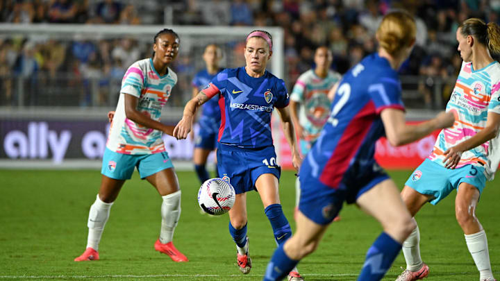 North Carolina Courage midfielder Denise O'Sullivan (10) makes a play for the ball against San Diego Wave FC 