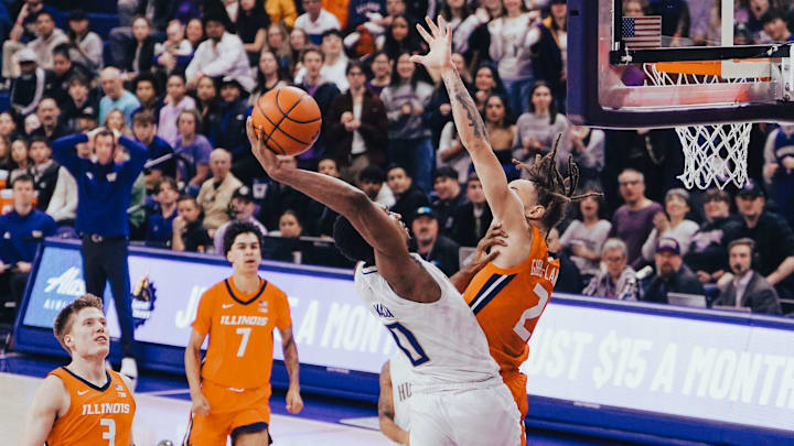 The Huskies' Mekhi Mason unsuccessfully tries to dunk on Illinois.