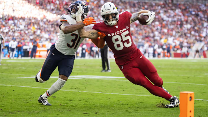 Trey McBride beats Kevin Byard to the goal line for Arizona's first-quarter touchdown on a tight end-around run.