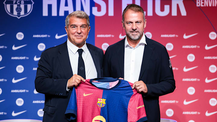 Hansi Flick y el presidente del FC Barcelona Joan Laporta, quien lo elogió varias veces