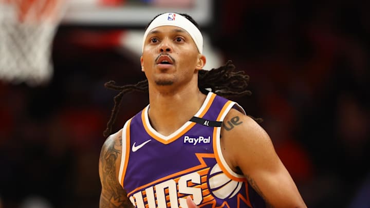 Oct 26, 2024; Phoenix, Arizona, USA; Phoenix Suns guard Damion Lee (10) against the Dallas Mavericks in the home opener at Footprint Center. Mandatory Credit: Mark J. Rebilas-Imagn Images Oct 26, 2024; Phoenix, Arizona, USA; Phoenix Suns guard Damion Lee (10) against the Dallas Mavericks in the home opener at Footprint Center. Mandatory Credit: Mark J. Rebilas-Imagn Images