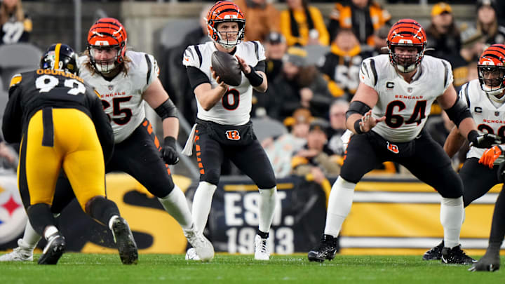 Cincinnati Bengals quarterback Jake Browning (6) takes a snap in the first quarter as the offensive