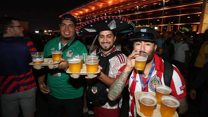 Aficionados mexicanos toman cerveza en uno de los Fan Fest de Qatar 2022