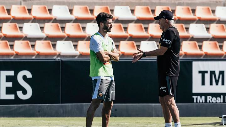 El Vasco viajó el miércoles de CDMX a España y este jueves ya entrenó al Valencia. El Vasco viajó el miércoles de CDMX a España y este jueves ya entrenó al Valencia.