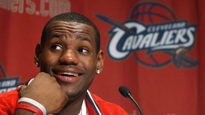 Los Cleveland Cavaliers escogieron a LeBron James en el primer lugar global del Draft de la NBA 2003 Los Cleveland Cavaliers escogieron a LeBron James en el primer lugar global del Draft de la NBA 2003