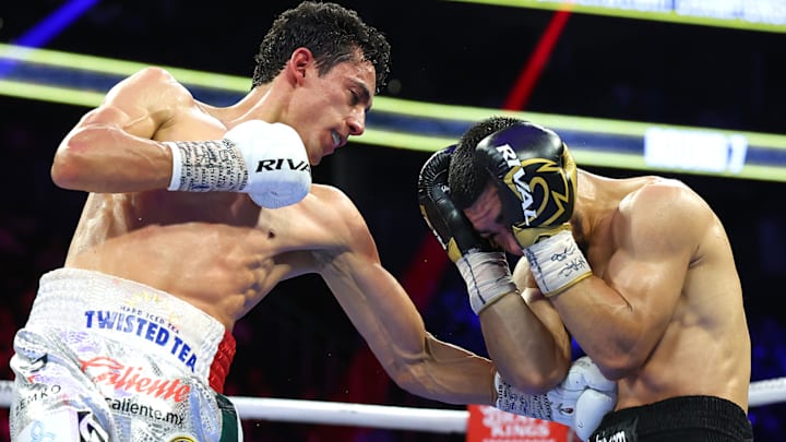 Rafael Espinoza lands a left hook to the body vs Edward Vazquez