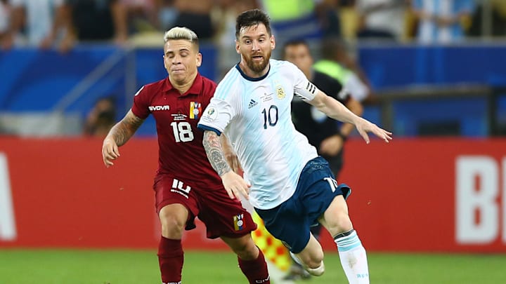 Yeferson Soteldo y Lionel Messi disputando la edición 2019 de la Copa América 