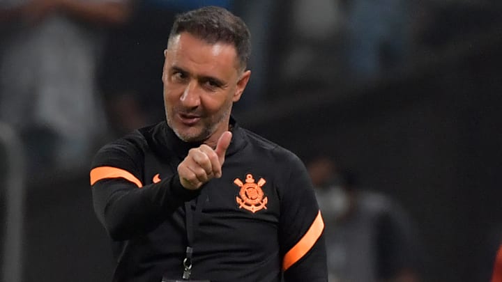 Depois de disputar quatro clássicos longe dos seus domínios, Vítor Pereira terá a Fiel a seu favor contra o São Paulo neste domingo (22)