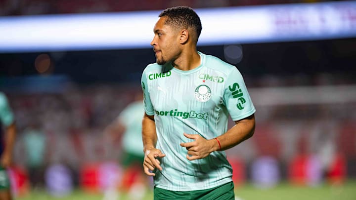 Vitor Roque acompanha a delegação, mas não deve jogar na estreia do Palmeiras na Libertadores