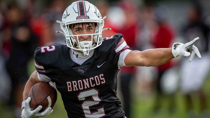 Logan Lindsey Hartwig (2) scores a touchdown in the first half as the Palm Beach Central High School Broncos hosted Dr. Joaquin Garc’a Logan Lindsey Hartwig (2) scores a touchdown in the first half as the Palm Beach Central High School Broncos hosted Dr. Joaquin Garc’a