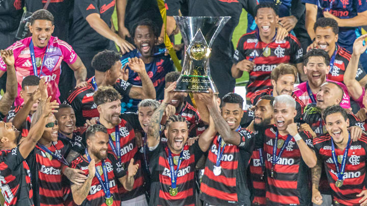 Arrascaeta ergueu o troféu de campeão nacional pelo Flamengo
