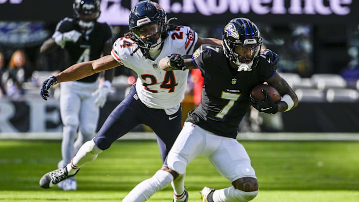 Baltimore Ravens wide receiver Rashod Bateman (7) rubs after the catch as Chicago Bears cornerback Nick McCloud (24) defends.