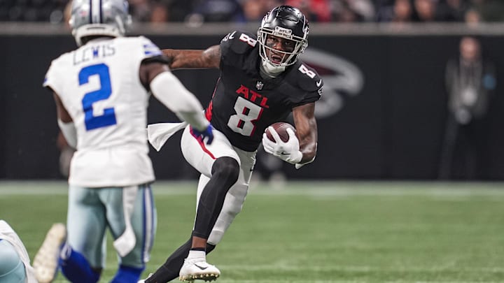 Atlanta Falcons tight end Kyle Pitts runs after a catch against the Dallas Cowboys.
