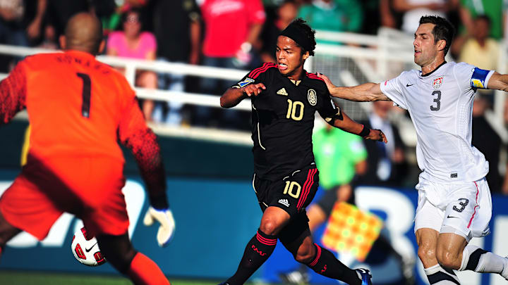 Giovani Dos Santos pelea un balón.