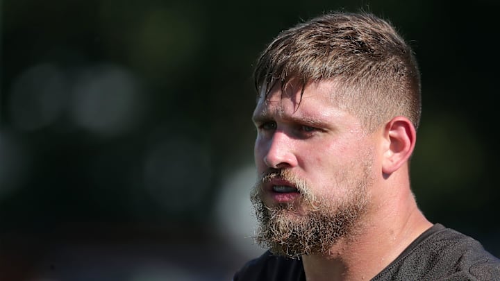 Cleveland Browns guard Wyatt Teller (77) heads back inside after NFL training camp practice at the Cleveland Browns training facility, Wednesday, July 23, 2025, in Berea, Ohio.