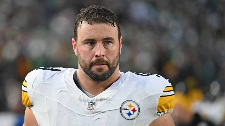 Dec 15, 2024; Philadelphia, Pennsylvania, USA; Pittsburgh Steelers defensive tackle Dean Lowry (94) on the sidelines against the Philadelphia Eagles at Lincoln Financial Field. Mandatory Credit: Eric Hartline-Imagn Images