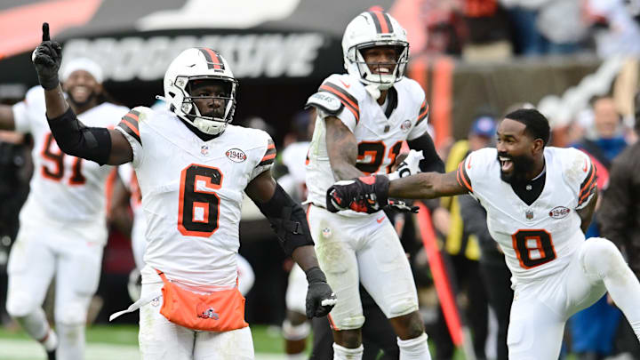 Oct 15, 2023; Cleveland, Ohio, USA; Cleveland Browns linebacker Jeremiah Owusu-Koramoah (6) and