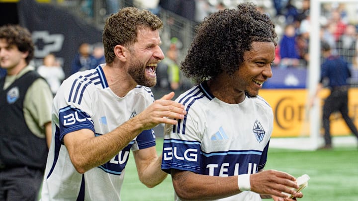 Thomas Müller freut sich mit Teamkollege Jayden Nelson über den Einzug ins Conference Finale