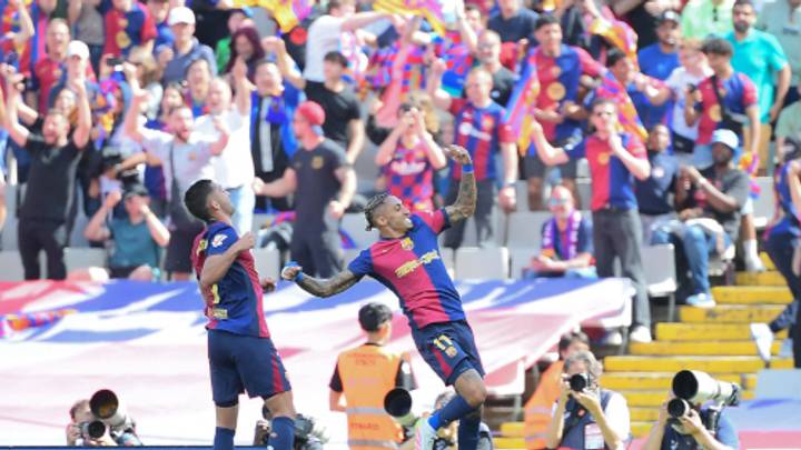 Raphinha vuela victorioso. El atacante del Barça hizo dos de los cuatro goles para sentenciar LaLiga sobre el Real Madrid. Raphinha vuela victorioso. El atacante del Barça hizo dos de los cuatro goles para sentenciar LaLiga sobre el Real Madrid.
