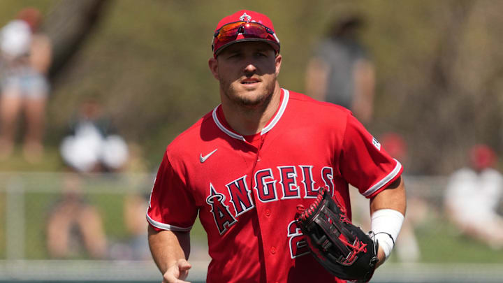 Los Angeles Angels right fielder Mike Trout (27) Los Angeles Angels right fielder Mike Trout (27)