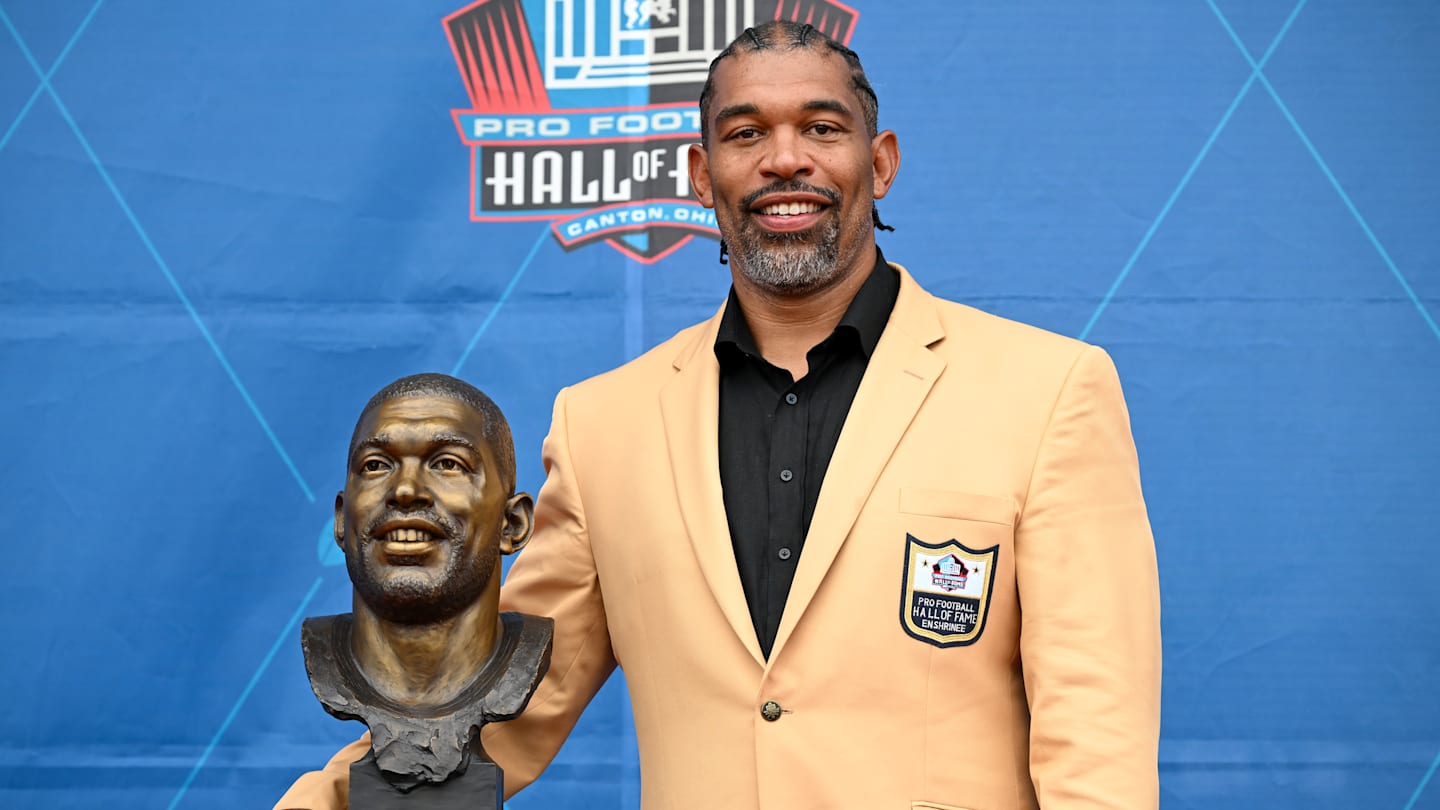 UNC football legend Julius Peppers earns a spot on ESPN's All-Quarter Century Team UNC football legend Julius Peppers earns a spot on ESPN's All-Quarter Century Team