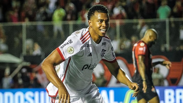 Carlinhos foi decisivo na vitória do Flamengo por 2 a 1