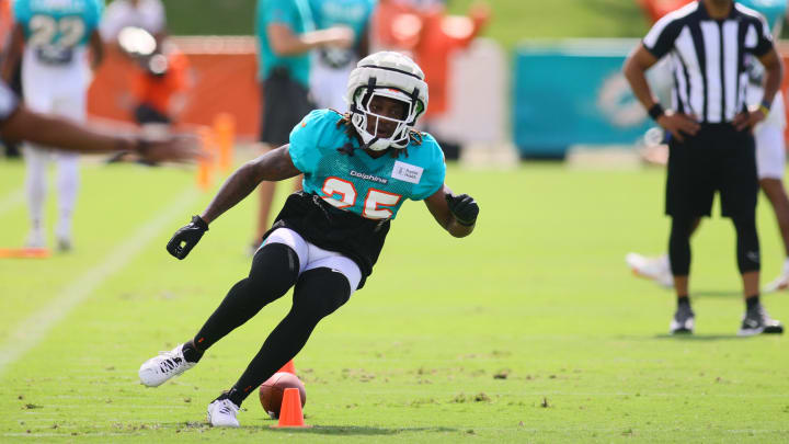 Miami Dolphins running back Jaylen Wright (25) works out during a joint practice with the Atlanta Falcons at Baptist Health Training Complex. Miami Dolphins running back Jaylen Wright (25) works out during a joint practice with the Atlanta Falcons at Baptist Health Training Complex.