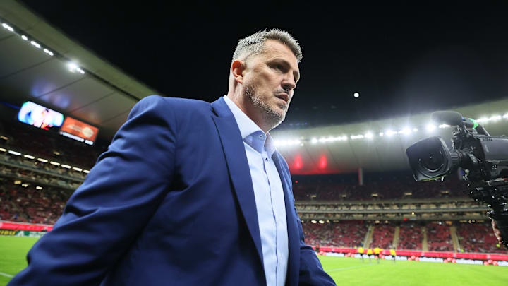 Óscar García Junyent debutó en el banquillo de Chivas