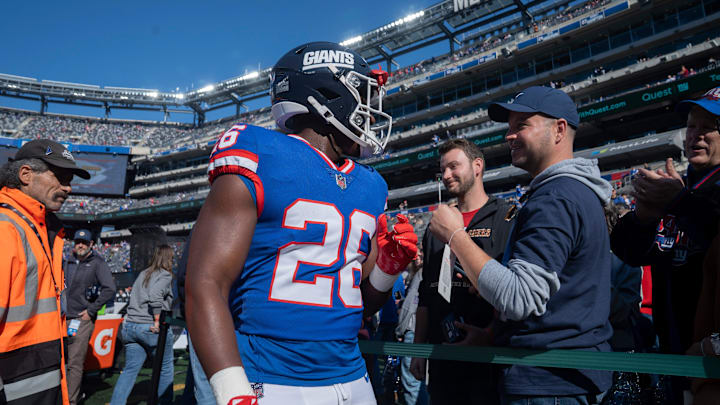 New York Giants running back Devin Singletary (26) fist bumps a fan during a week 9 game between New York Giants and San Francisco 49ers at MetLife Stadium on Sunday, Nov. 2, 2025. New York Giants running back Devin Singletary (26) fist bumps a fan during a week 9 game between New York Giants and San Francisco 49ers at MetLife Stadium on Sunday, Nov. 2, 2025.