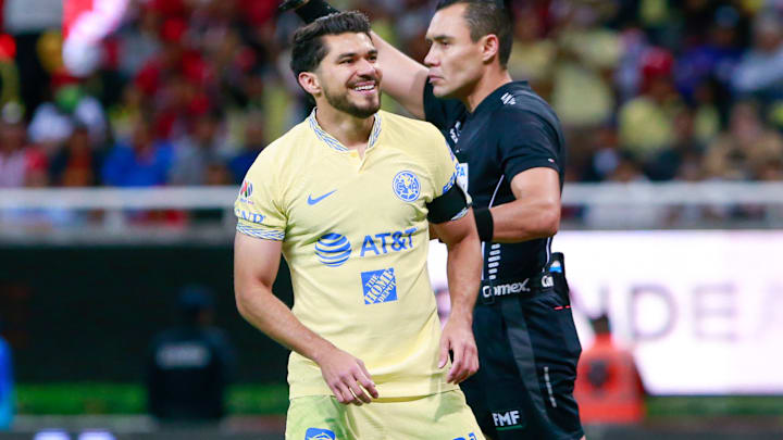 Henry Martín, delantero del América, volvió a marcar en la Liga MX durante el Clásico Nacional ante Chivas.