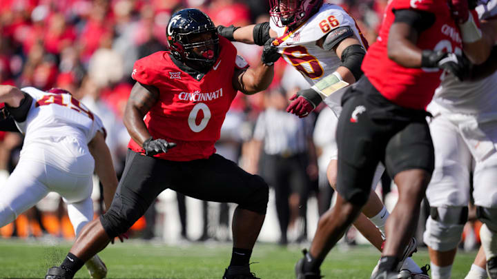 Oct 14, 2023; Cincinnati, Ohio, USA; Cincinnati Bearcats defensive end Jowon Briggs (0). Oct 14, 2023; Cincinnati, Ohio, USA; Cincinnati Bearcats defensive end Jowon Briggs (0).