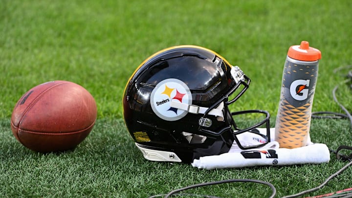 Aug 16, 2025; Pittsburgh, Pennsylvania, USA; A Pittsburgh Steelers helmet sits on the turf against the Tampa Bay Buccaneers during the first quarter at Acrisure Stadium. Mandatory Credit: Barry Reeger-Imagn Images Aug 16, 2025; Pittsburgh, Pennsylvania, USA; A Pittsburgh Steelers helmet sits on the turf against the Tampa Bay Buccaneers during the first quarter at Acrisure Stadium. Mandatory Credit: Barry Reeger-Imagn Images