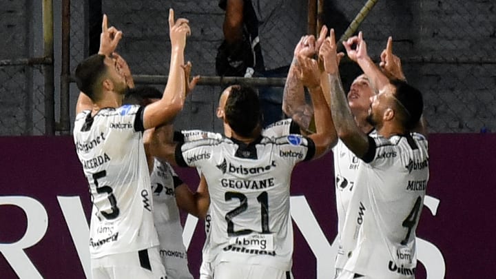 Alvinegro foi até o Paraguai e venceu mais uma fora de casa