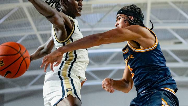 Wheeler Wildcats guard Kevin Savage III (2) passes the ball.
